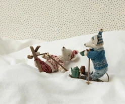 Shop Maileg Winter mouse with ski set, Mum - Red