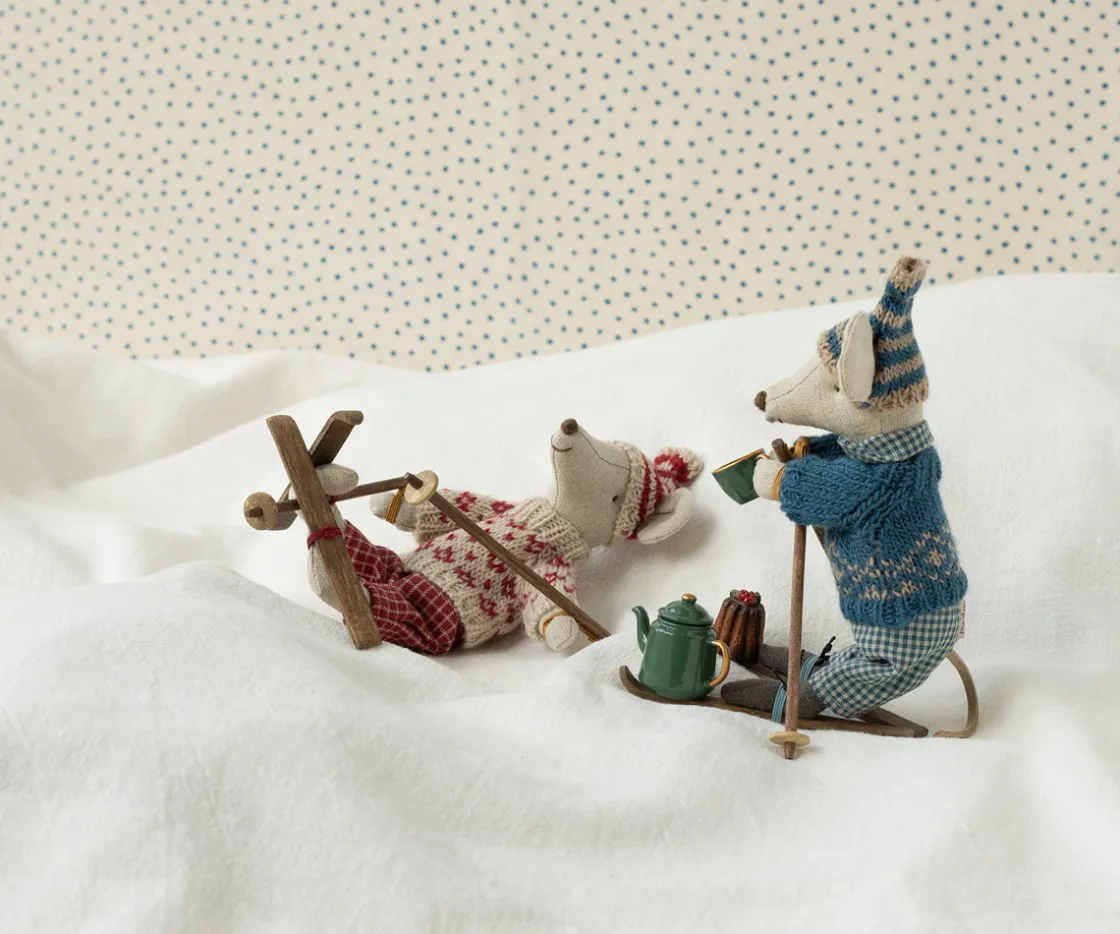 Shop Maileg Winter mouse with ski set, Mum - Red